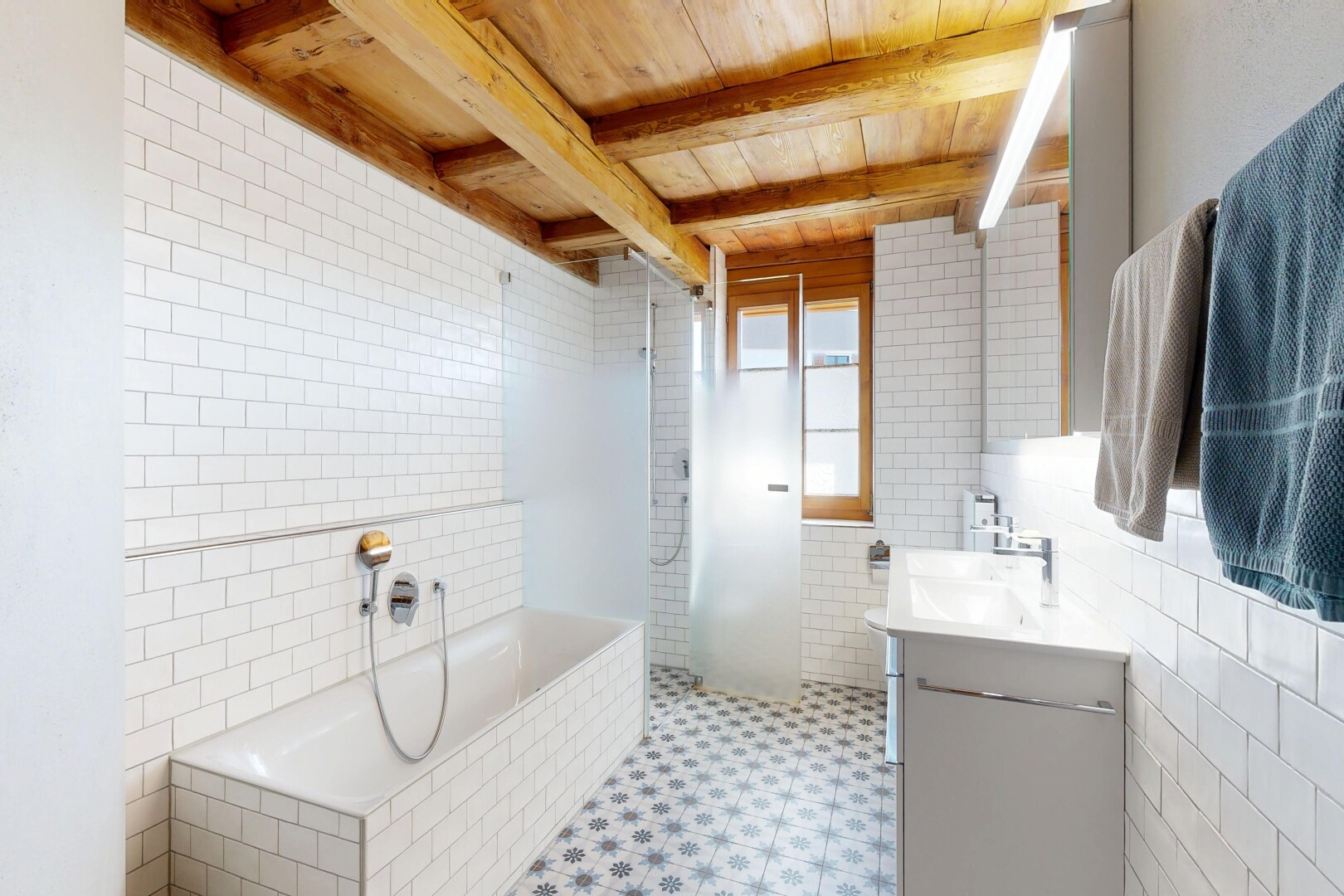 salle de bains avec lavabo (ou coiffeuse selon le contexte), miroir, inside property, douche, et light floor