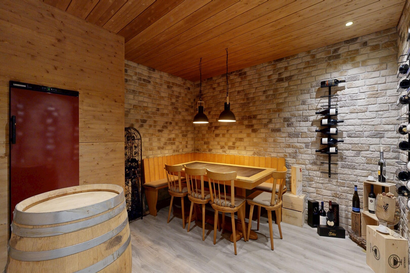 salle à manger avec sol en finition bois, wood finish floor, inside property, plafond en bois, et wood ceiling