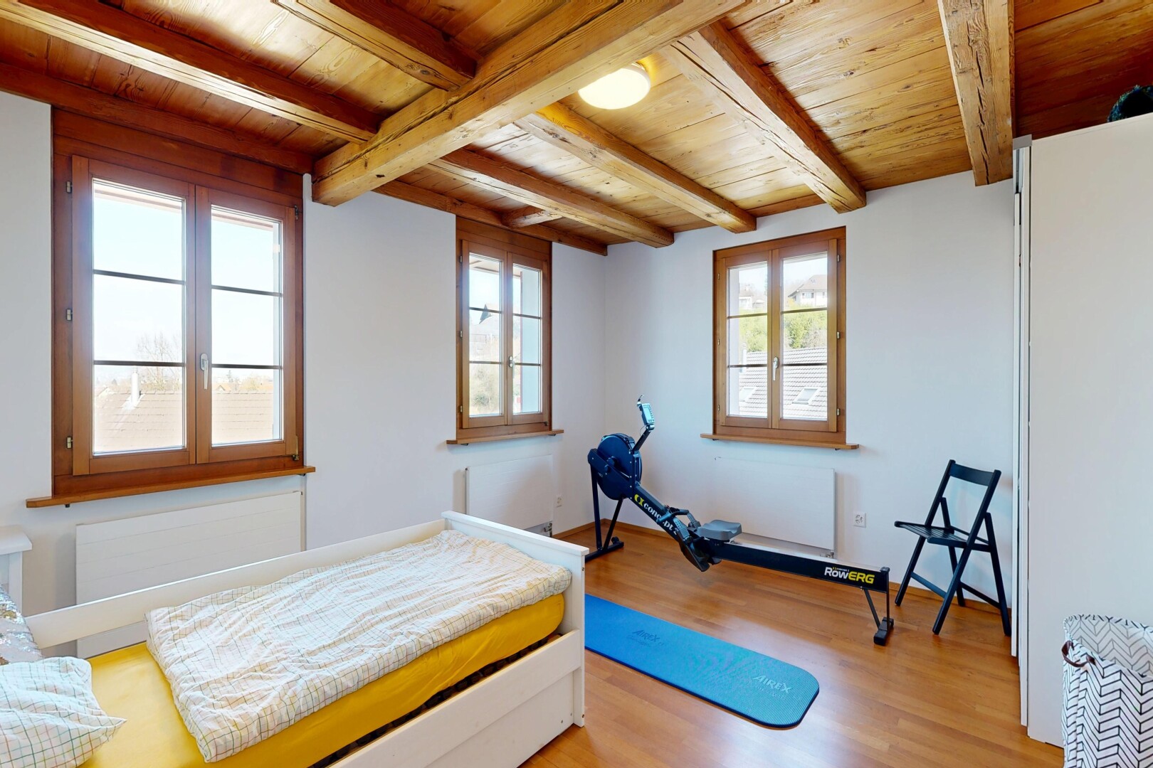 chambre avec sol en finition bois, wood finish floor, radiateur, cloison sèche, et drywall