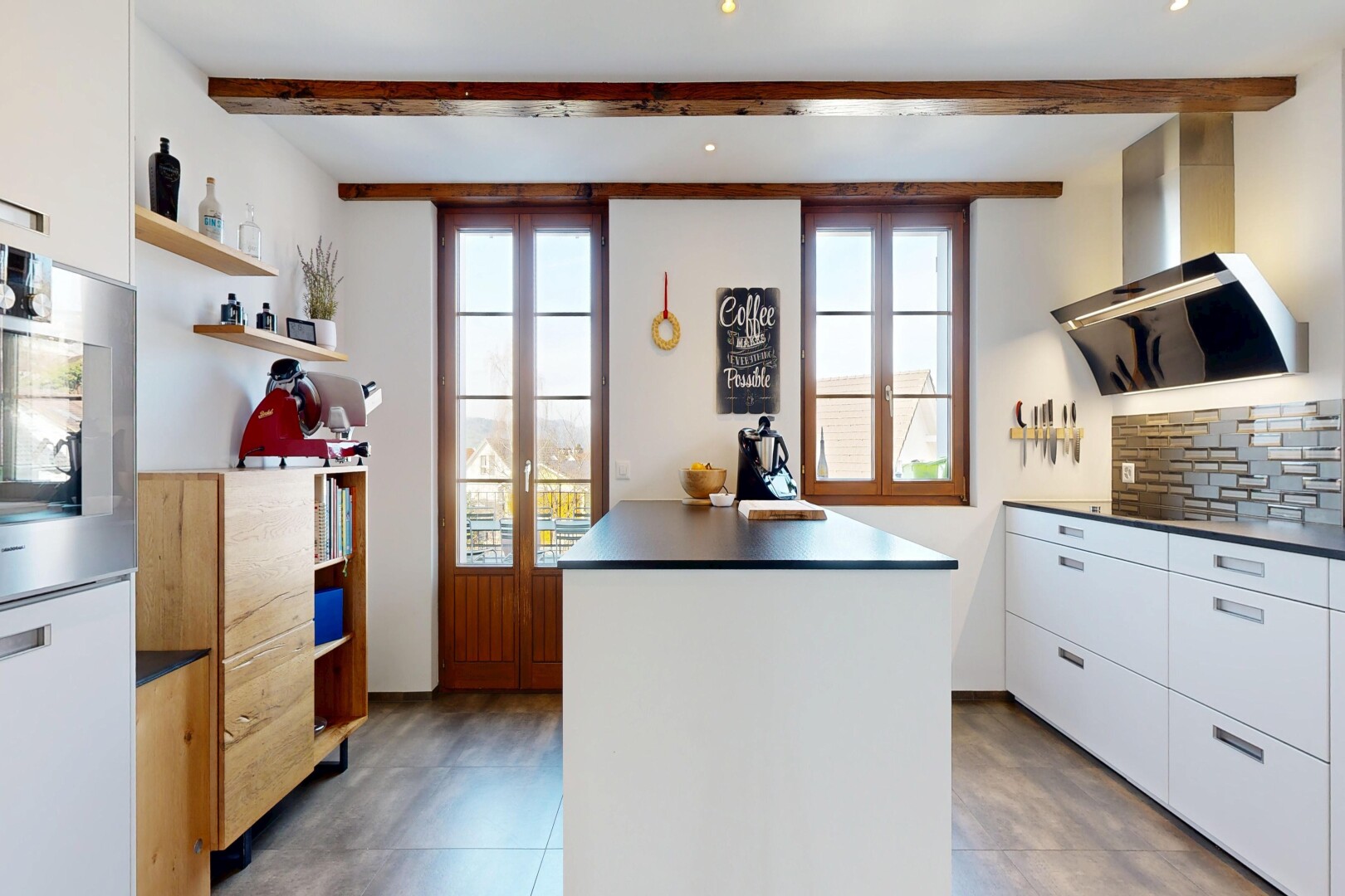 cuisine avec étagères ouvertes, open shelves, hotte, plans de travail, et dark countertops