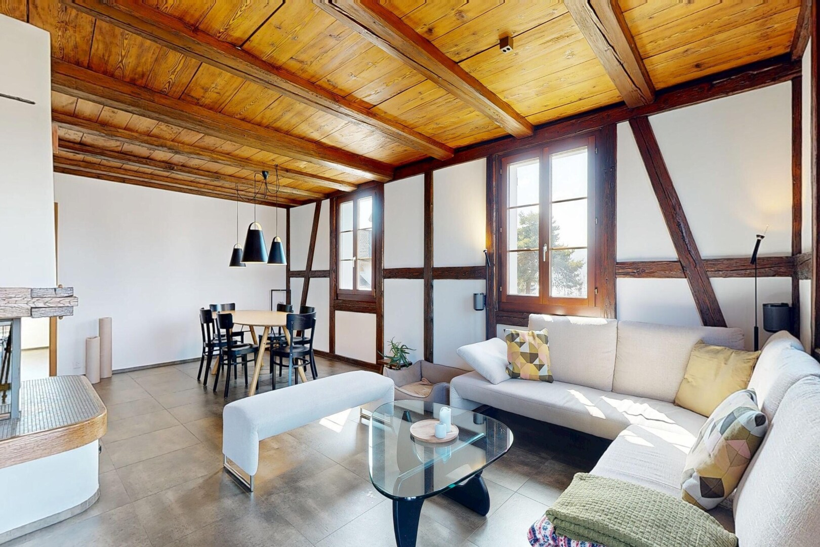 salon / salle à manger avec beamed ceiling, plafond à poutres, inside property, natural light, et lumière naturelle