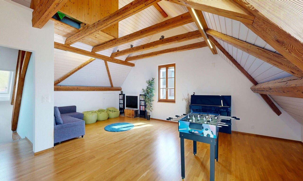 salon avec plafond cathédrale, cathedral ceiling, inside property, sol en finition bois, et wood finish floor