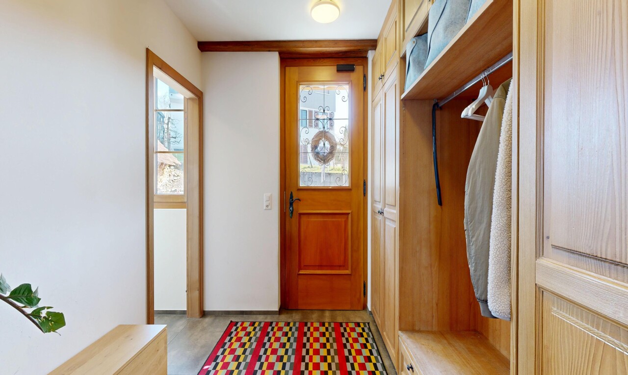 couloir avec drywall, cloison sèche, inside property, natural light, et lumière naturelle