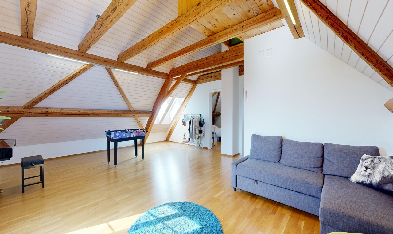 salon avec plafond à poutres, beamed ceiling, plafond voûté, vaulted ceiling, et sol en finition bois
