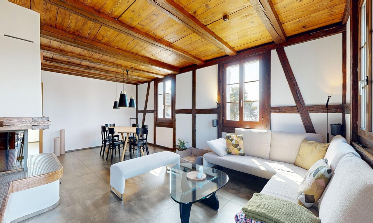 salon / salle à manger avec beamed ceiling, plafond à poutres, inside property, natural light, et lumière naturelle