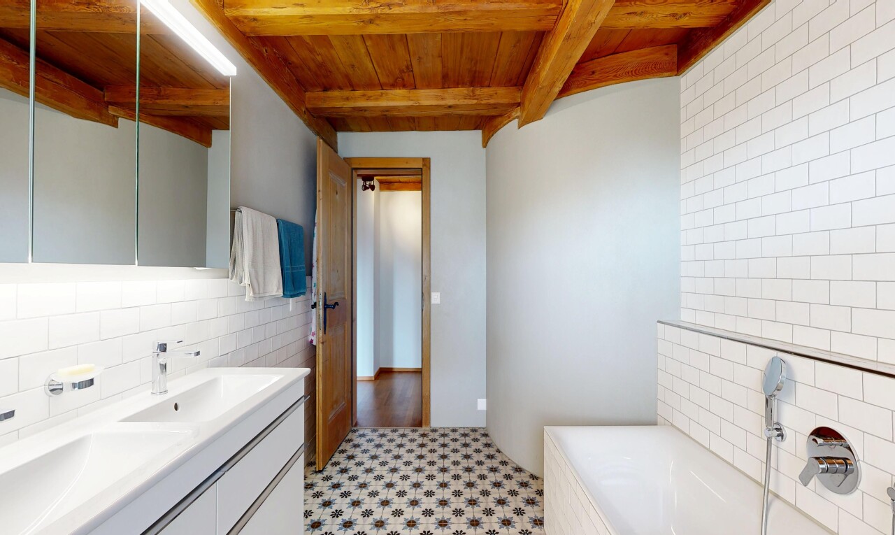 salle de bains avec light floor, miroir, wood ceiling, plafond en bois, et double vasque