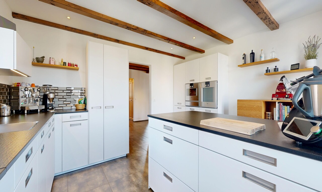 cuisine avec open shelves, étagères ouvertes, dark countertops, plans de travail, et inside property