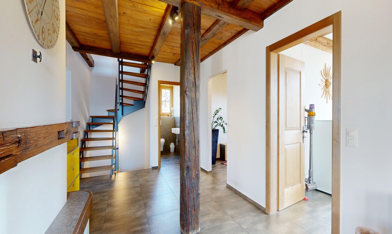 escaliers avec escaliers, cloison sèche, drywall, inside property, et plafond en bois