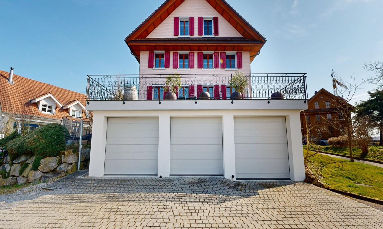 façade avec bardage en stuc, day time, allée, terrasse, et garage intégré