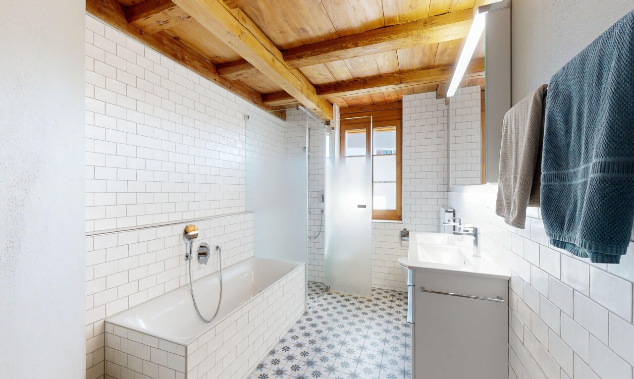 salle de bains avec lavabo (ou coiffeuse selon le contexte), miroir, inside property, douche, et light floor