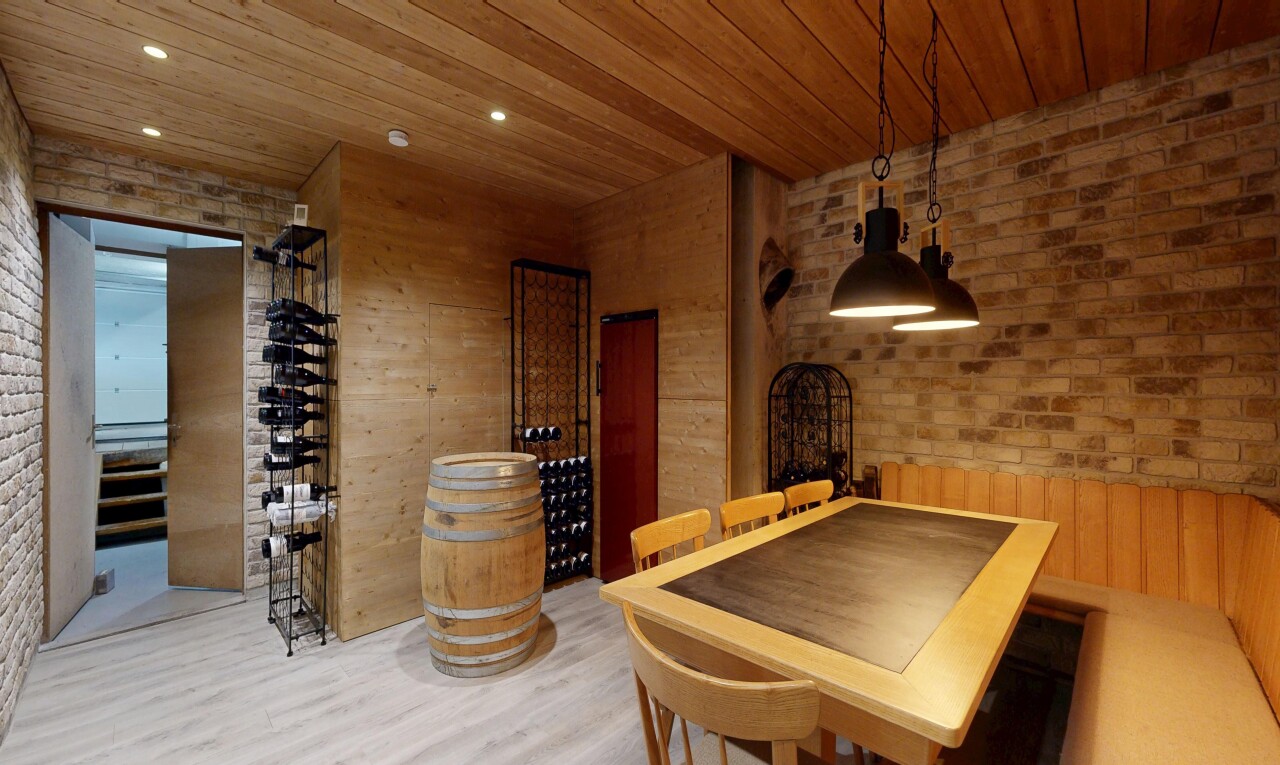 cave avec mur en brique, brick wall, sol en finition bois, wood finish floor, et plafond en bois