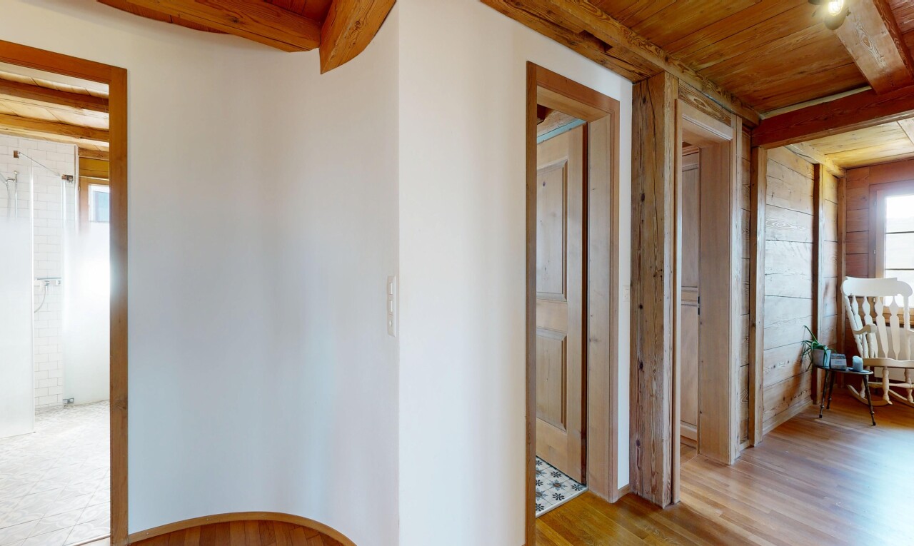 couloir avec inside property, light floor, sol en finition bois, et wood finish floor