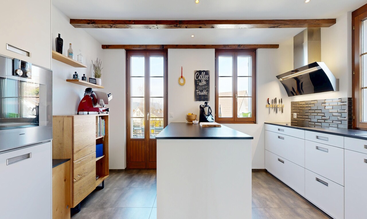 cuisine avec étagères ouvertes, open shelves, hotte, plans de travail, et dark countertops