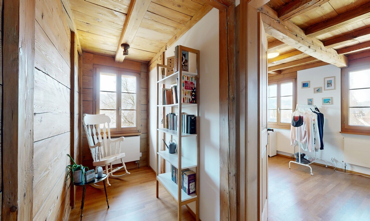espace intérieur avec wood finish floor, sol en finition bois, wood ceiling, plafond en bois, et inside property