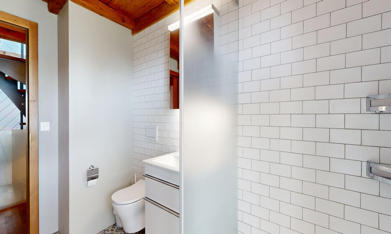 salle de bains avec lavabo (ou coiffeuse selon le contexte), toilette, salle de bain complète, inside property, et mur en carrelage