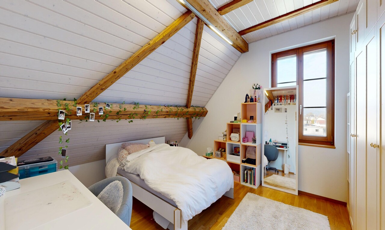 chambre avec beamed ceiling, plafond à poutres, wood finish floor, sol en finition bois, et wood ceiling