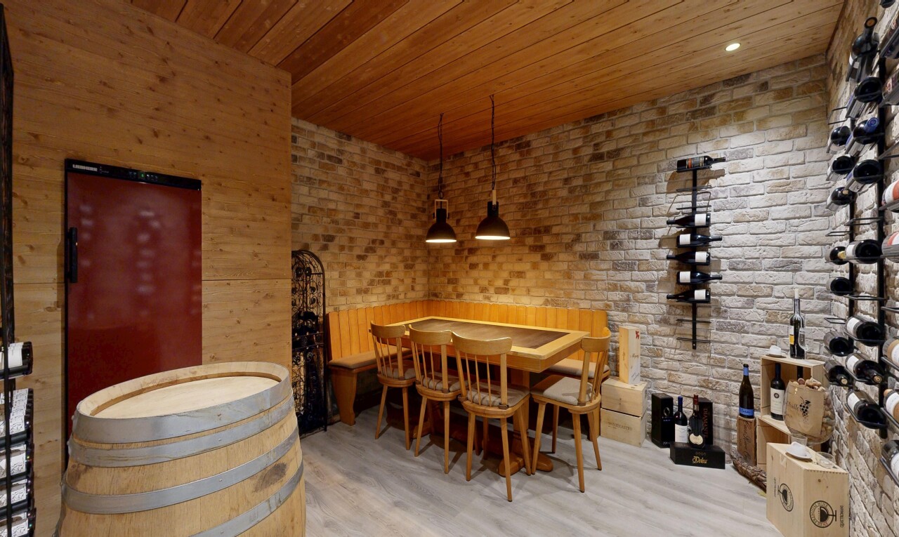 salle à manger avec sol en finition bois, wood finish floor, inside property, plafond en bois, et wood ceiling