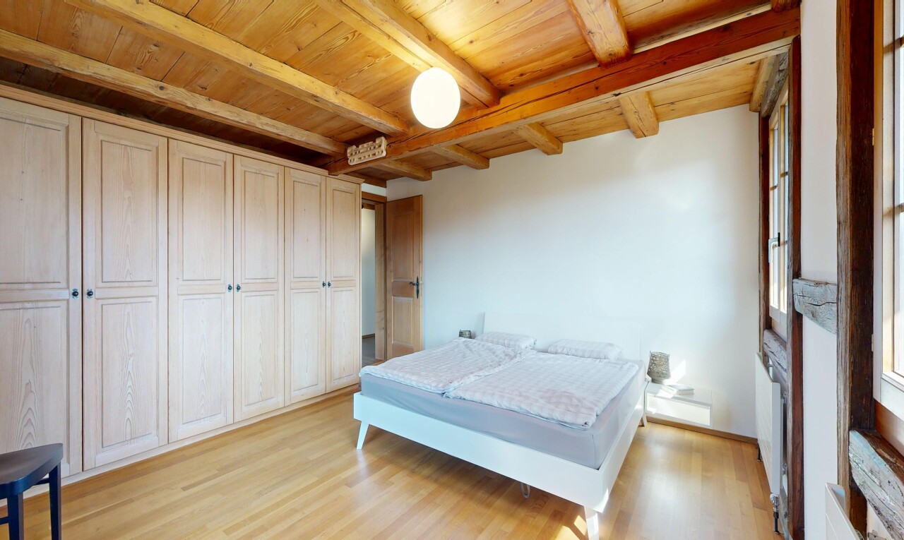 chambre avec wood finish floor, sol en finition bois, inside property, light floor, et wood ceiling