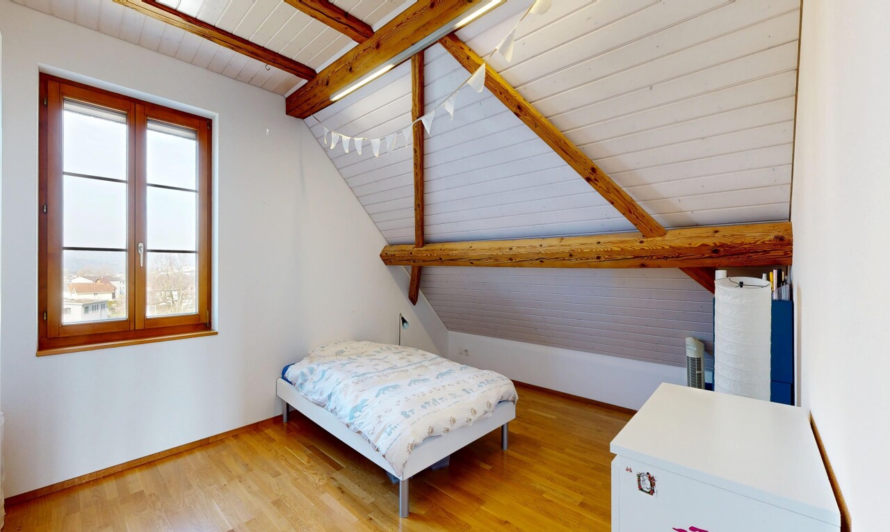 chambre avec plafond à poutres, beamed ceiling, plafond en bois, wood ceiling, et sol en finition bois