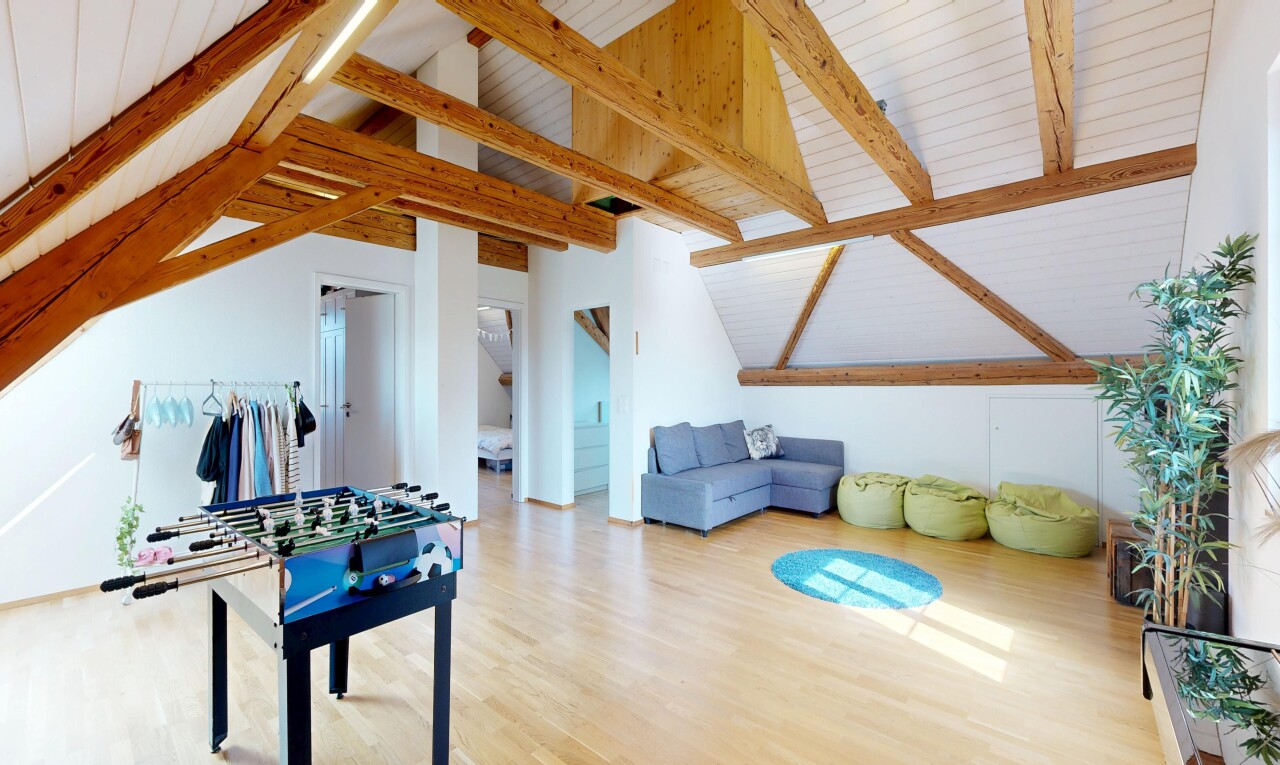 salon avec plafond à poutres, beamed ceiling, sol en finition bois, wood finish floor, et plafond voûté