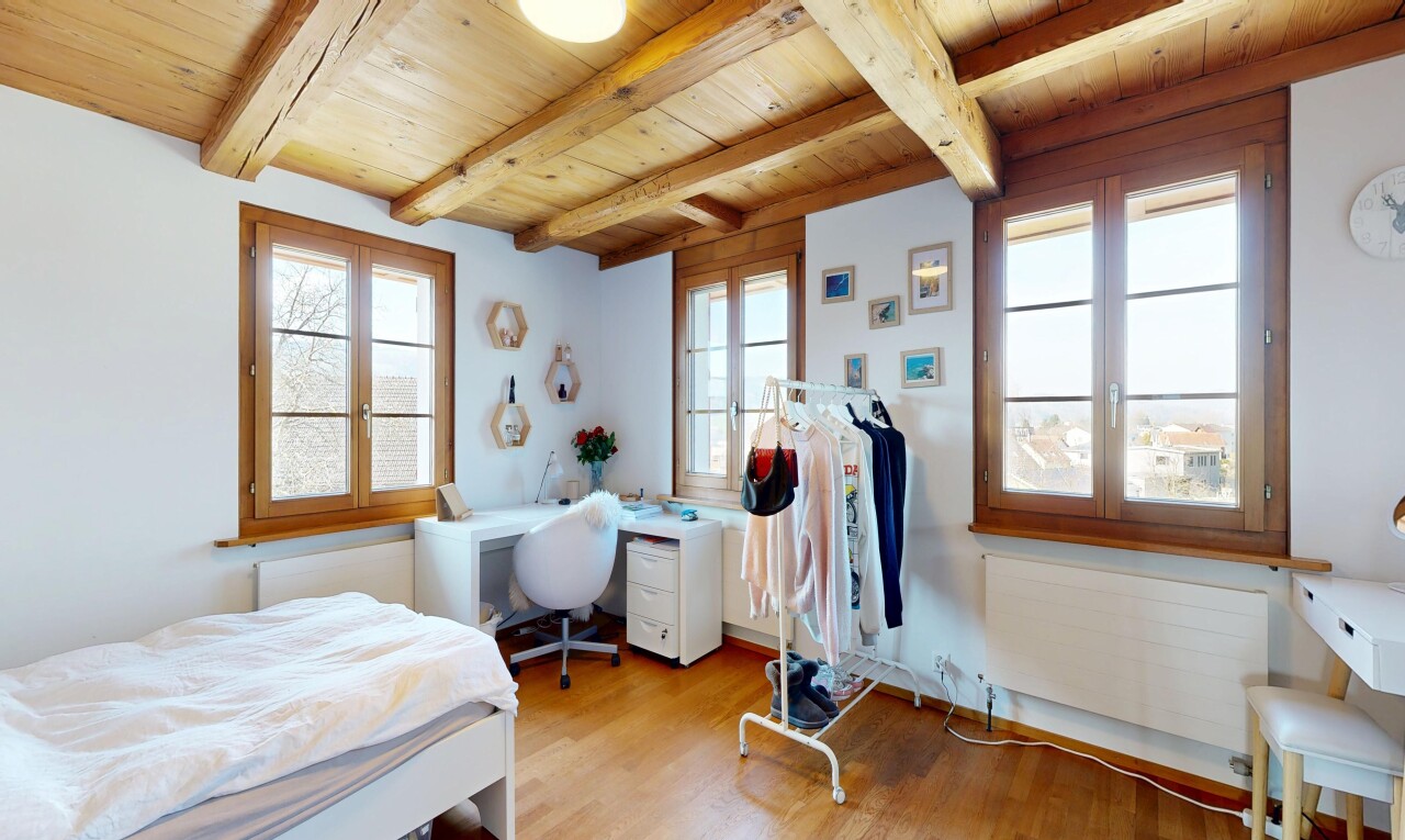 chambre avec sol en finition bois, wood finish floor, inside property, cloison sèche, et drywall