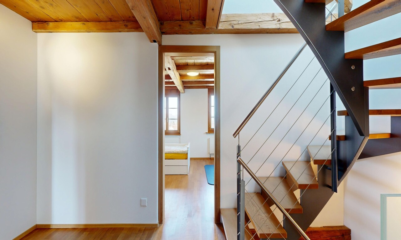 escaliers avec escaliers, cloison sèche, drywall, inside property, et sol en finition bois