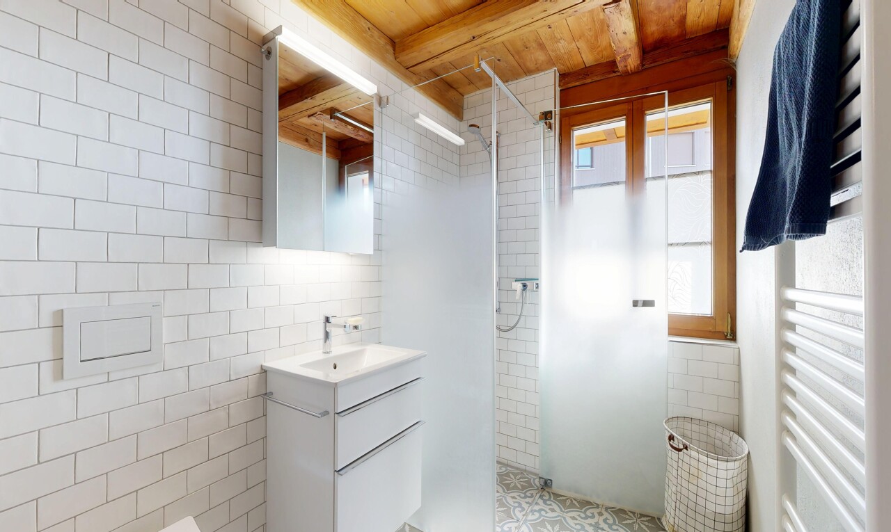 salle de bains avec lavabo (ou coiffeuse selon le contexte), douche, salle de bain complète, miroir, et light floor
