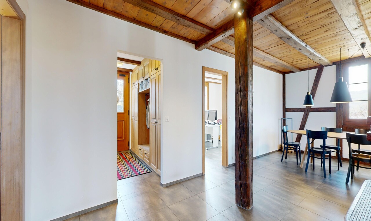 salle à manger avec cloison sèche, drywall, plafond à poutres, beamed ceiling, et plafond en bois