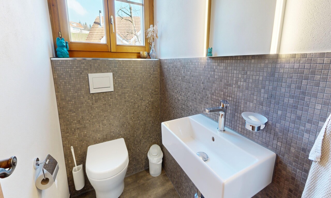 salle de bains avec toilette, inside property, évier, tile wall, et mur en carrelage
