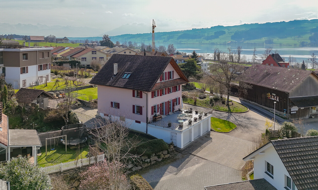 façade avec allée, drone view, day time, water view, et vue sur l'eau