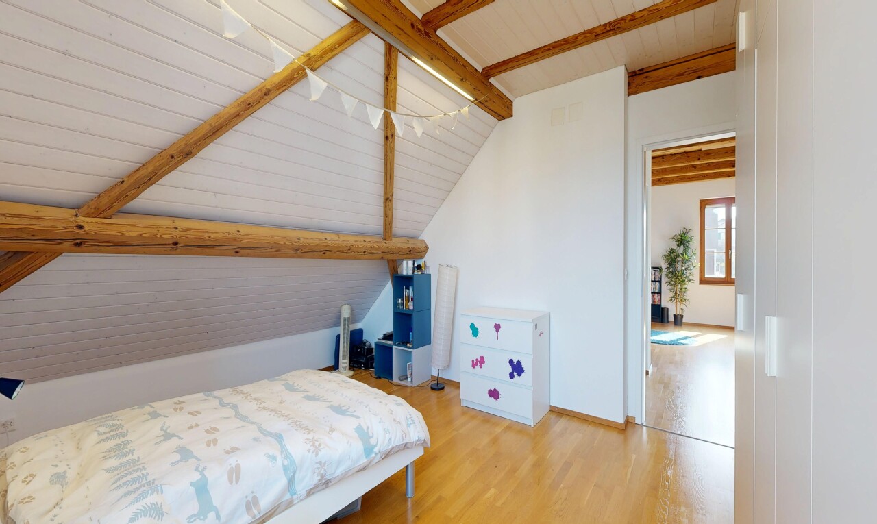 chambre avec beamed ceiling, plafond à poutres, wood finish floor, sol en finition bois, et inside property