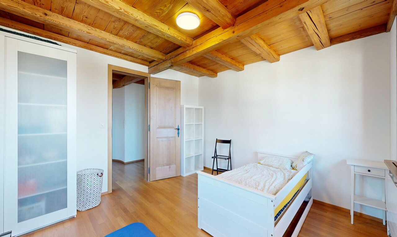 chambre avec drywall, cloison sèche, inside property, wood ceiling, et plafond en bois