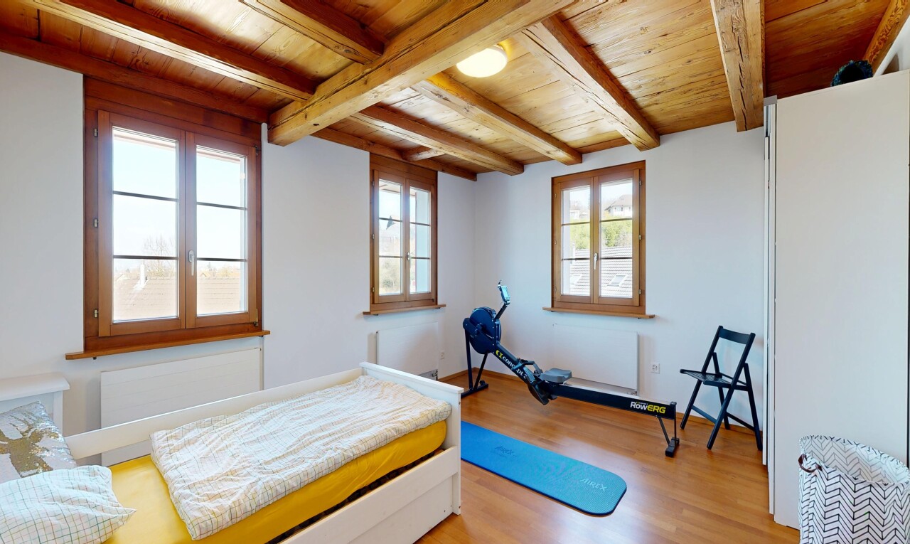 chambre avec sol en finition bois, wood finish floor, radiateur, cloison sèche, et drywall