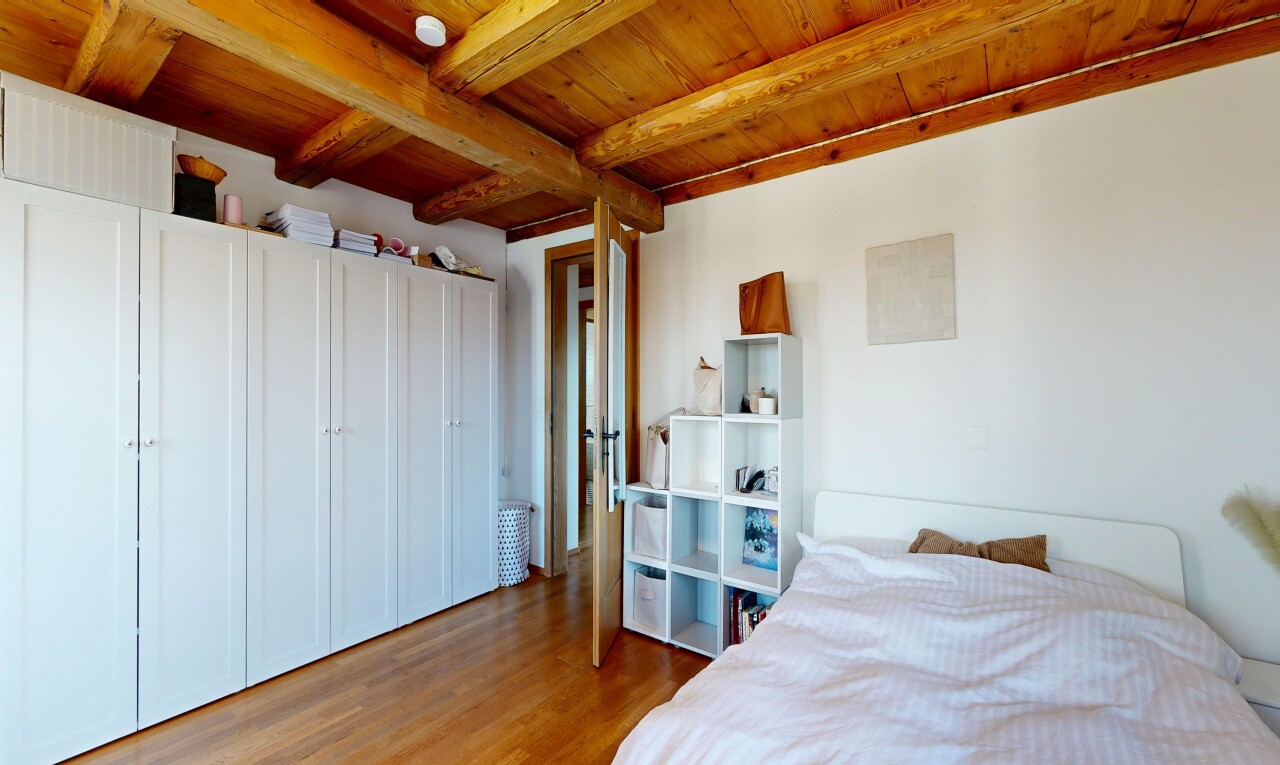 chambre avec inside property, drywall, cloison sèche, wood finish floor, et sol en finition bois