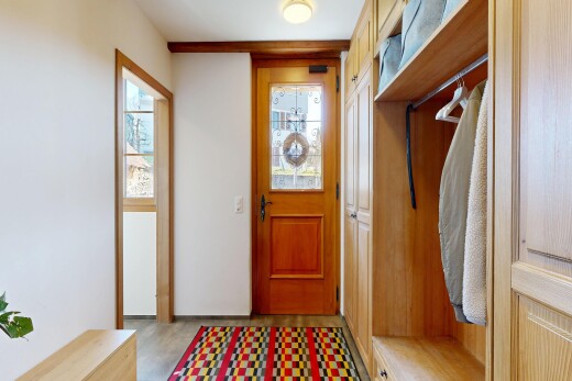 halle / korridor mit drywall, gipskartonwand, inside property, natural light, und natürliches licht