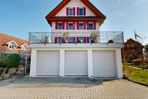 außenansicht mit stuckverkleidung, day time, auffahrt, terrasse, und eingebaute garage