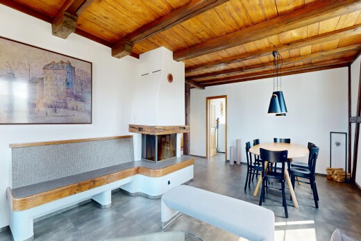 salon / salle à manger avec inside community, concrete tile, plafond en bois, wood ceiling, et cloison sèche