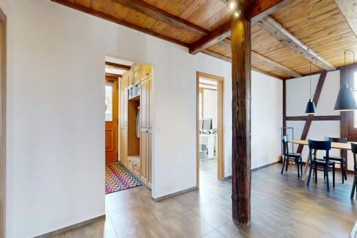 salle à manger avec cloison sèche, drywall, plafond à poutres, beamed ceiling, et plafond en bois