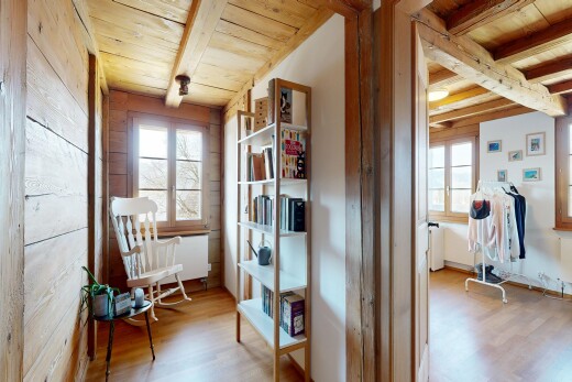 innenraum mit wood finish floor, holzfußboden, wood ceiling, holzdecke, und inside property