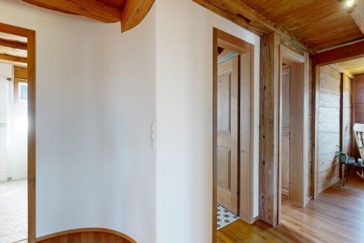 couloir avec inside property, light floor, sol en finition bois, et wood finish floor