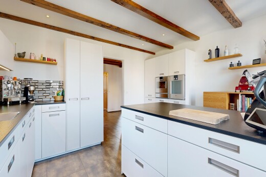 cuisine avec open shelves, étagères ouvertes, dark countertops, plans de travail, et inside property