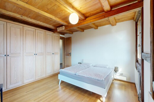 zimmer / schlafzimmer mit wood finish floor, holzfußboden, inside property, light floor, und wood ceiling