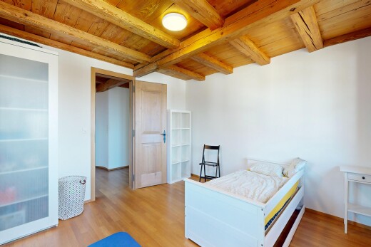 zimmer / schlafzimmer mit drywall, gipskartonwand, inside property, wood ceiling, und holzdecke