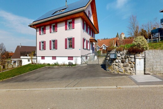außenansicht mit betonfundament, day time, parkplatz, tor, und property visible