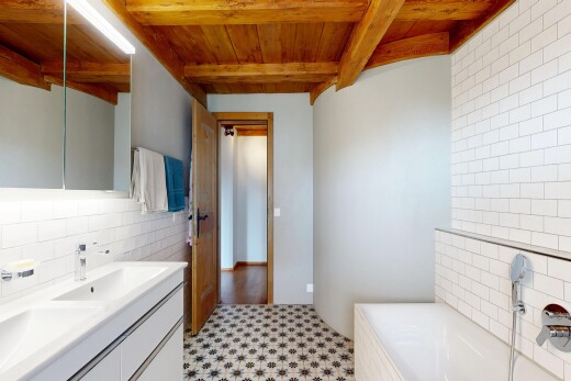 salle de bains avec light floor, miroir, wood ceiling, plafond en bois, et double vasque