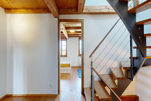 treppe mit treppen, gipskartonwand, drywall, inside property, und holzfußboden