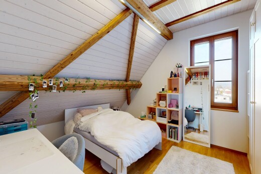 chambre avec beamed ceiling, plafond à poutres, wood finish floor, sol en finition bois, et wood ceiling