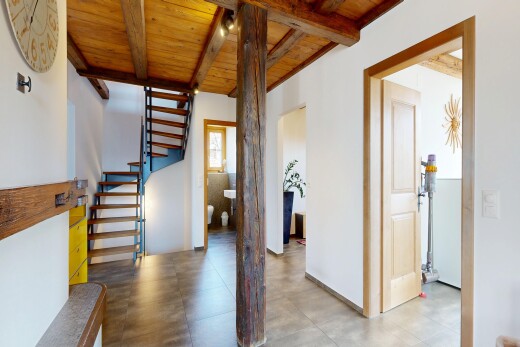 treppe mit treppen, gipskartonwand, drywall, inside property, und holzdecke