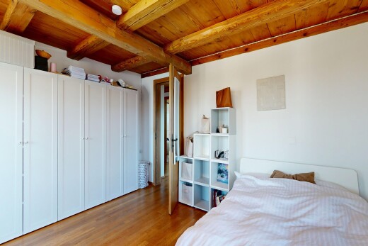 zimmer / schlafzimmer mit inside property, drywall, gipskartonwand, wood finish floor, und holzfußboden