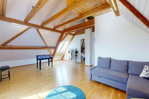 wohnzimmer mit balkendecke, beamed ceiling, dachschräge, vaulted ceiling, und holzfußboden